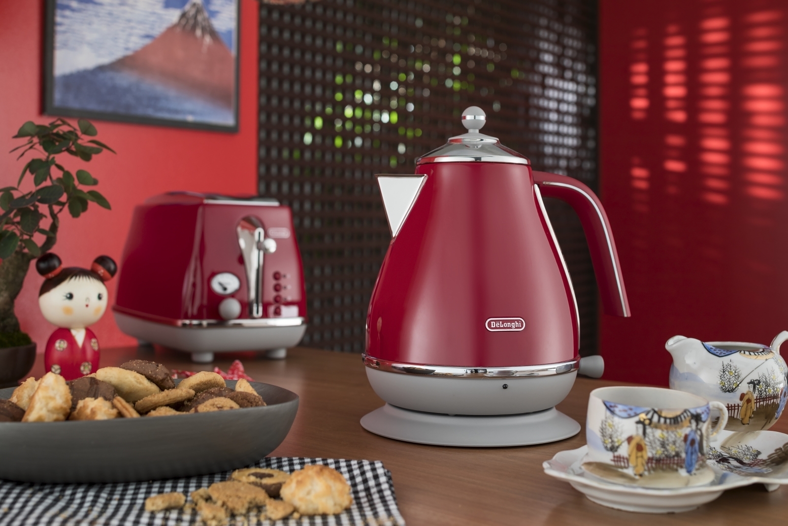 De'Longhi 1.7L Icona Capitals Kettle Tokyo Red Domayne