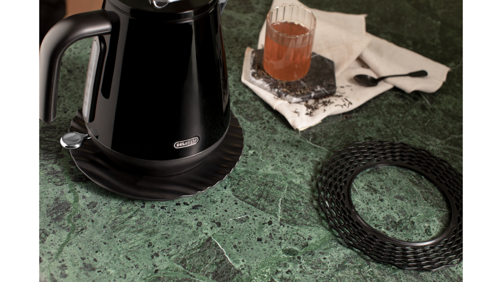 Eclettica Kettle Delonghi Black De'longhi Eclettica Kettle – Bold Black  Domayne