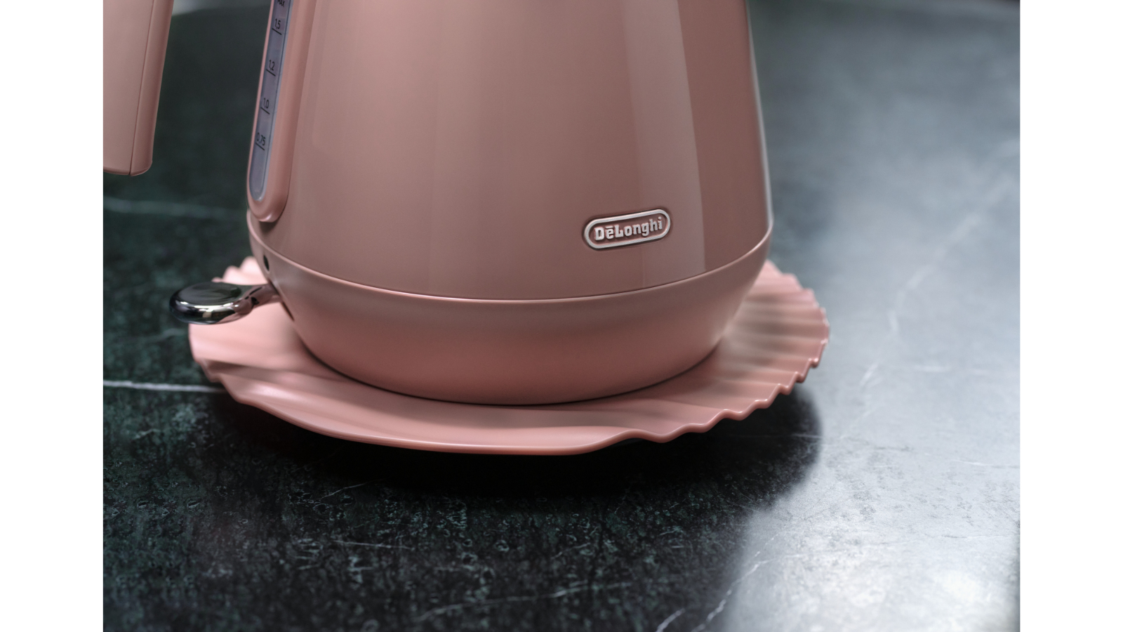 De longhi Eclettica 1.7L Kettle Playful Pink Domayne