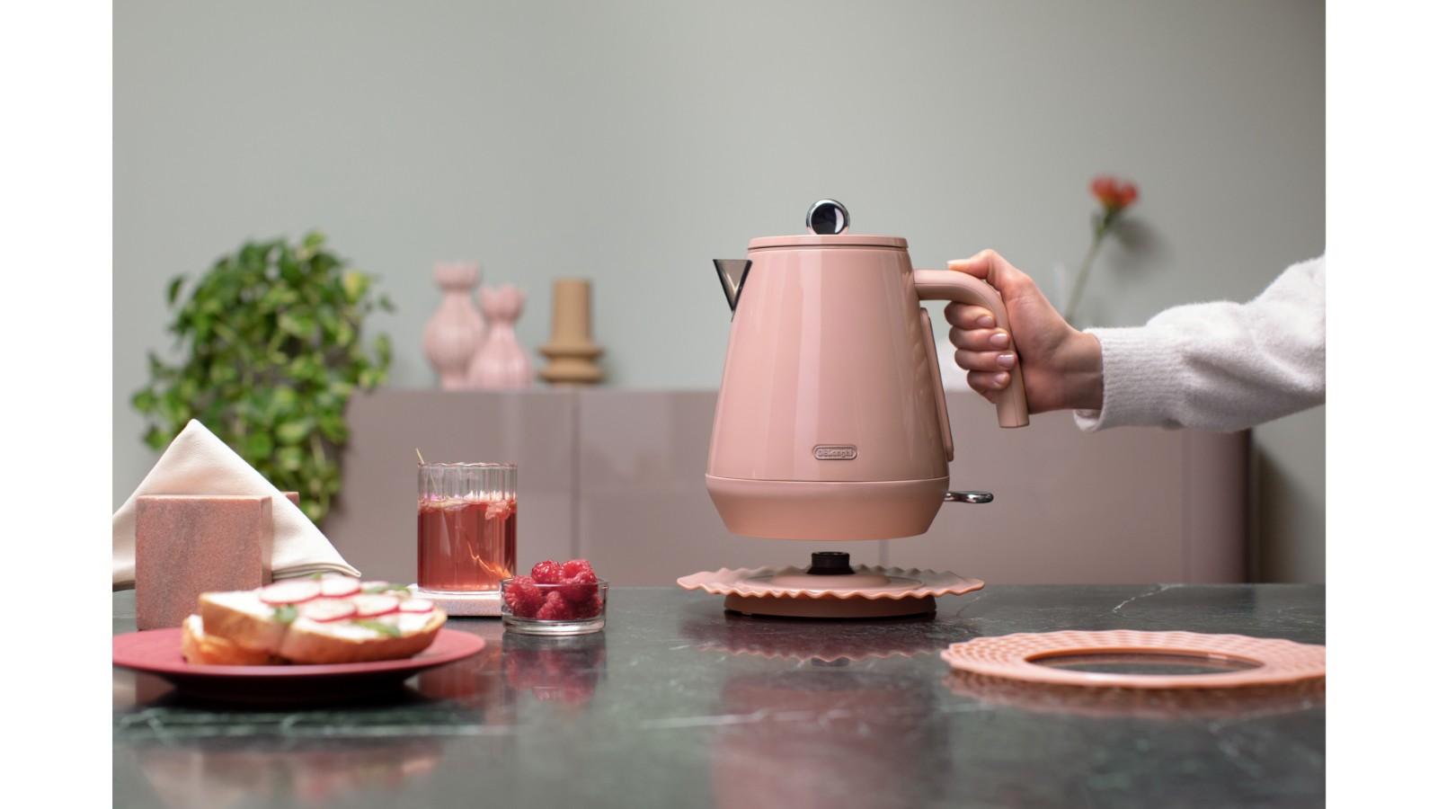 De longhi Eclettica 1.7L Kettle Playful Pink Domayne