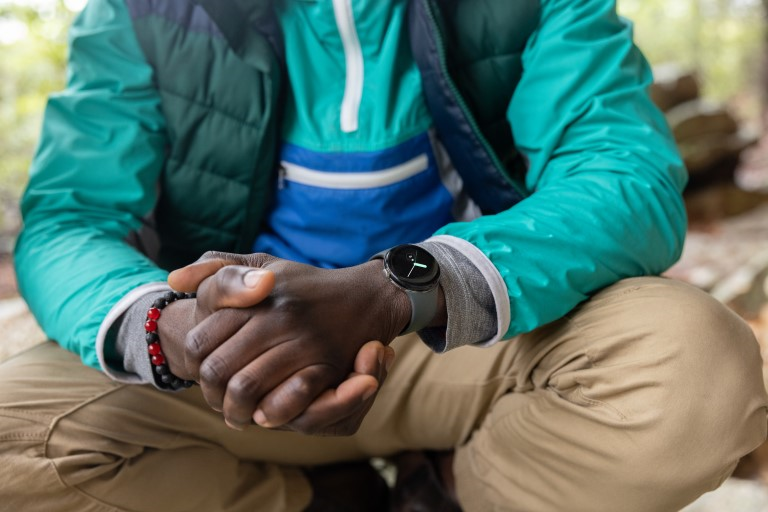  Feel protected with Emergency SOS. 